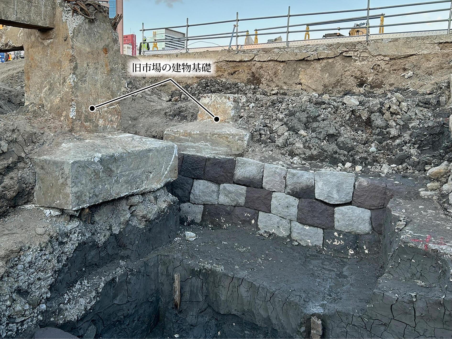 築地1_写真２　石積み溝（写真の奥が松平家側）.jpg