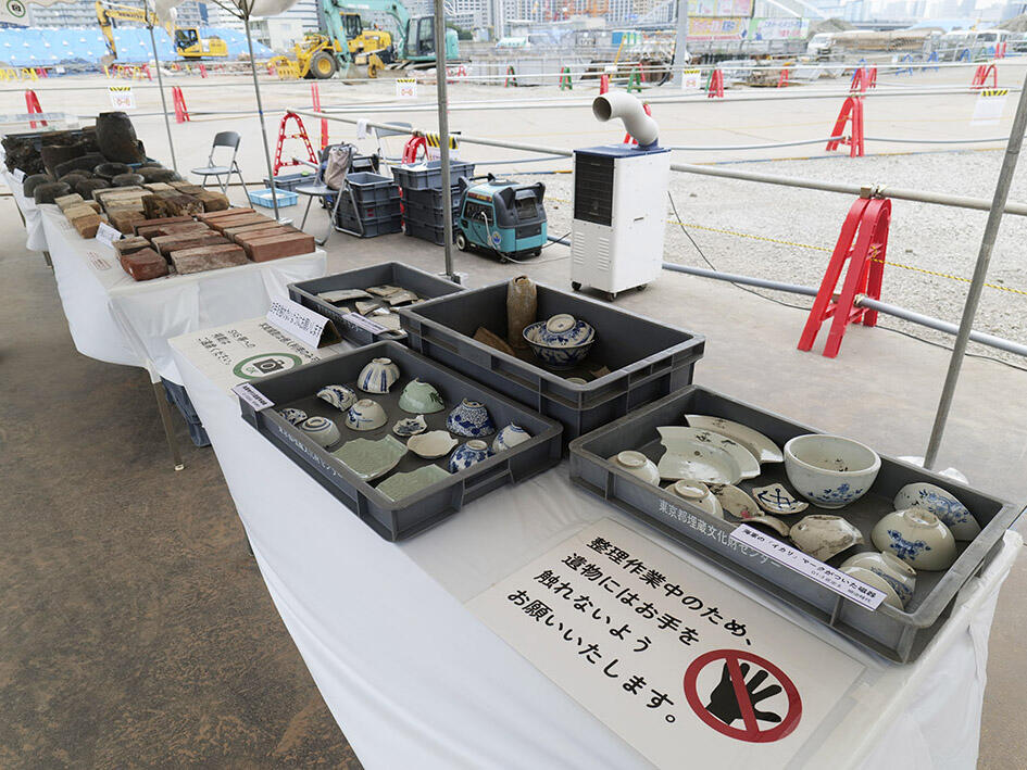 写真3出土品展示の様子_YC45438.jpg