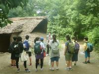 学校見学の様子（屋外）