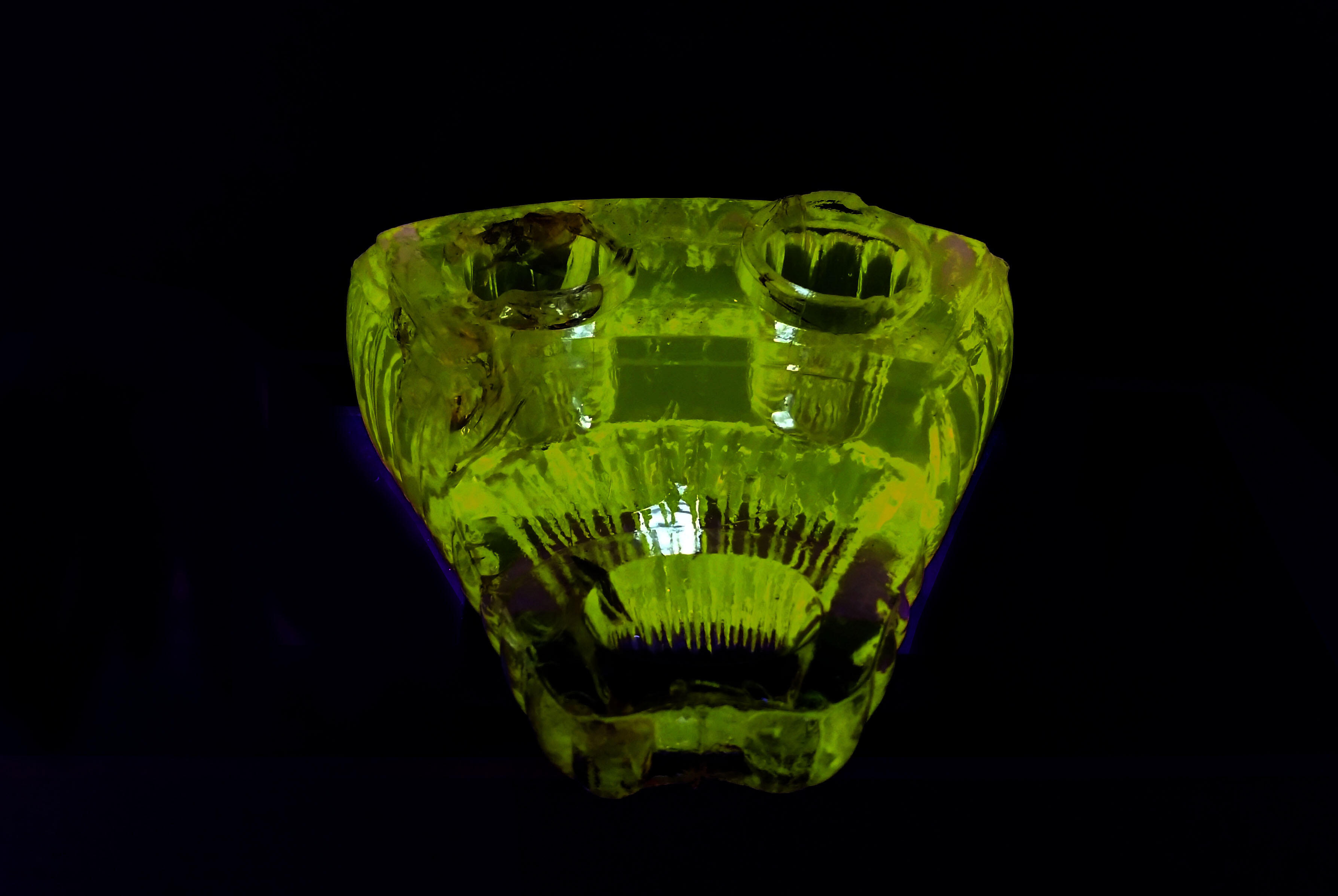 逸品109 ウランガラスインク壺.jpg